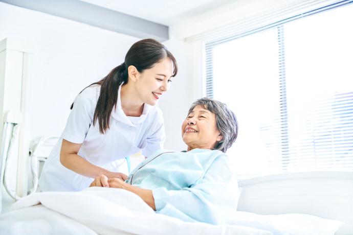 介護関連施設の正看護師/社会保険完備/年間休日120日以上/土日祝休み/資格取得支援/正社員/残業なし/駅チカ/高給与/