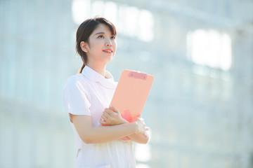 介護関連施設の看護師/准看護師/日勤のみ/オンコールなし/土日休みも可/残業ほぼなし/最寄り駅より徒歩5分/家庭との両立バッチリ/長く働ける環境ですよ//job970250