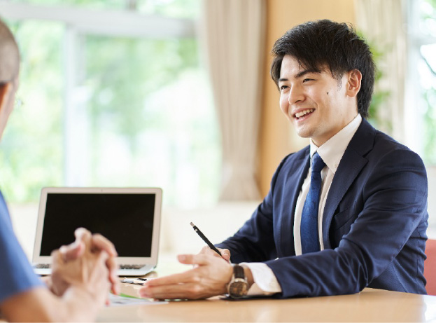 アドバイスをする男性